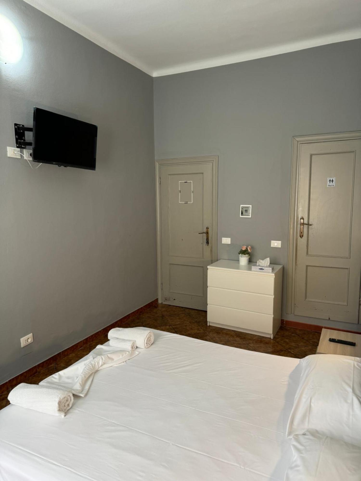 Crown Guest House ปิซา ภายนอก รูปภาพ